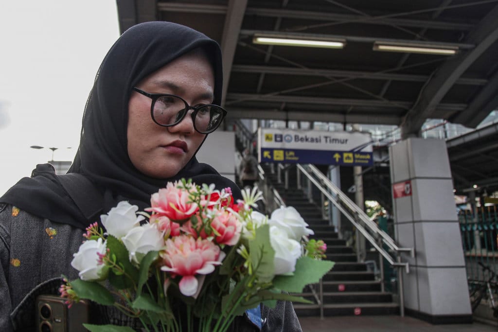 Aktivis membawa bunga dalam aksi doa bersama atas tabrakan antara KRL Commuterline dengan KA Argo Bromo Anggrek di Stasiun Bekasi Timur, Kota Bekasi, Jawa Barat, Kamis (30/4/2026). Aksi tersebut sebagai ungkapan duka cita atas tewasnya 16 orang dalam peristiwa kecelakaan kereta yang terjadi pada Senin (27/4) malam. ANTARA FOTO/Darryl Ramadhan/sgd Aksi mengenang tragedi kecelakaan kereta