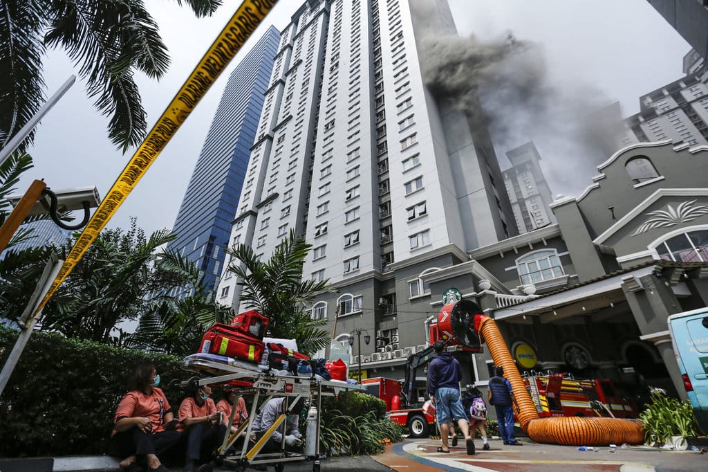 Sejumlah warga melihat asap yang keluar dari salah satu gedung Apartemen Mediterania saat kebakaran di Tanjung Duren Selatan, Jakarta Barat, Kamis (30/4/2026). ANTARA FOTO/Asprilla Dwi Adha/nym. Kebakaran di Apartemen Mediterania