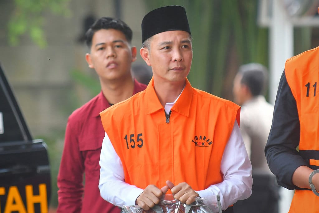 Tersangka kasus suap, Bupati nonaktif Rejang Lebong Muhammad Fikri Thobari berjalan menuju ruang pemeriksaan setibanya di Gedung Merah Putih KPK, Jakarta, Kamis (30/4/2026). KPK memeriksa Muhammad Fikri Thobari untuk mendalami kasus dugaan suap proyek di lingkungan Pemerintah Kabupaten Rejang Lebong, Bengkulu. ANTARA FOTO/Reno Esnir/app/sgd Pemeriksaan Bupati nonaktif Rejang Lebong