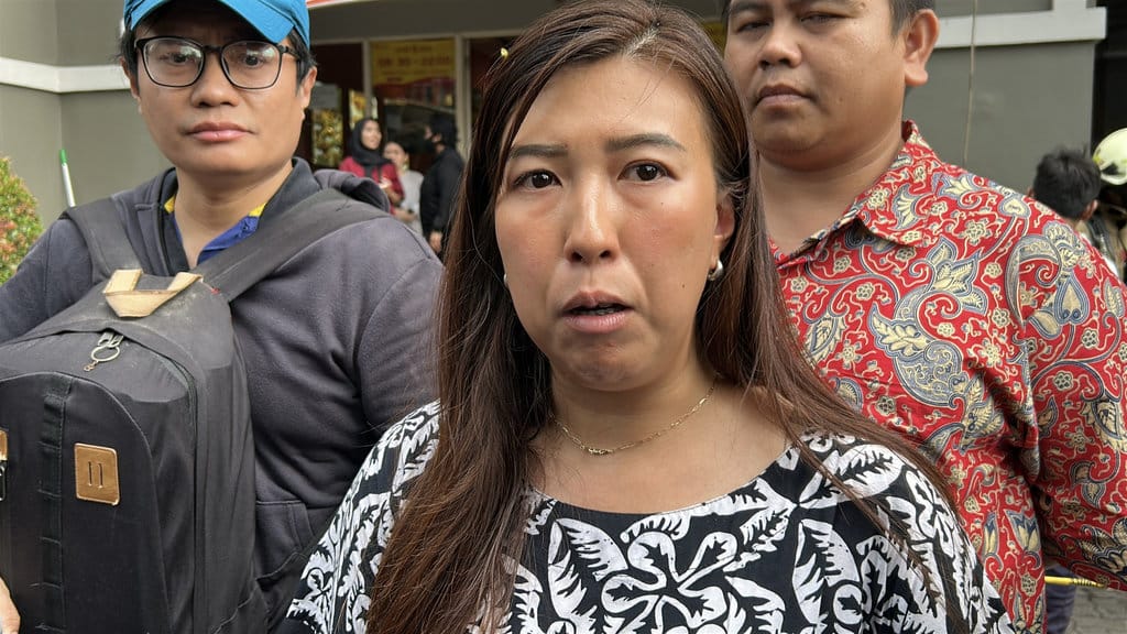 Apartment Manager Apartemen Mediterania, Anggi, memberikan klarifikasi kepada wartawan terkait insiden kebakaran yang melanda Tower C di Jakarta Barat, Kamis (30/4/2026). FOTO/Hanang Septioyudho. Kebakaran Apartemen Mediterania