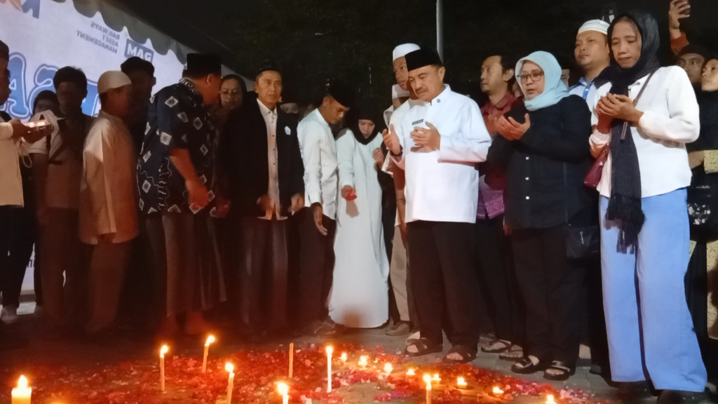 Wakil Wali Kota Bekasi Haris Bobihoe Melakukan Tabur Bunga di Lokasi Kejadian Kecelakaan KRL di Stasiun Bekasi Timur. tirto.id/Akmal Firmansyah Haris Bobihoe Tabur Bunga di Lokasi Kejadian Kecelakaan KRL