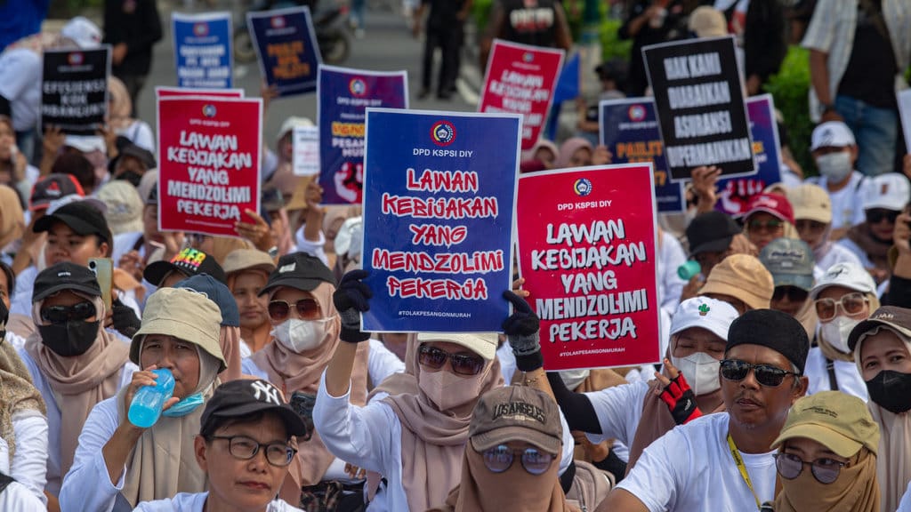 Buruh yang tergabung dalam Forum Komunikasi Buruh Bersatu DIY melakukan aksi damai memperingati Hari Buruh Internasional di Tugu Pal Putih, Yogyakarta, Jumat (1/5/2026). ANTARA FOTO/Andreas Fitri Atmoko/bar Aksi Hari Buruh di Yogyakarta