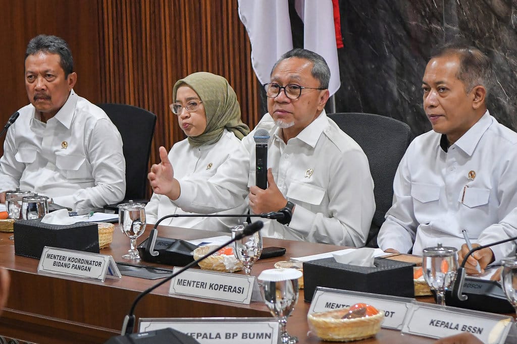 Menko Bidang Pangan sekaligus Ketua Satgas Pembentukan Kopdes Merah Putih Zulkifli Hasan (kedua kanan), didampingi MenPAN-RB Rini Widyantini (kedua kiri), Menteri Kelautan dan Perikanan Sakti Wahyu Trenggono (kiri) dan Menteri Koperasi Ferry Joko Juliantono menyampaikan keterangan pers terkait perkembangan pengadaan sumber daya manusia (SDM) Koperasi Desa/Kelurahan Merah Putih (KDKMP) dan Kampung Nelayan Merah Putih (KNMP) di Kantor Kementerian Koordinator Bidang Pangan, Jakarta, Senin (4/5/2026). Pemerintah mencatat jumlah pelamar program rekrutmen manajer Koperasi Desa/Kelurahan Merah Putih hingga batas penutupan pendaftaran pada 24 April 2026 mencapai 639.732 orang dan sebanyak 483.648 pelamar dinyatakan memenuhi syarat administrasi. ANTARA FOTO/Reno Esnir/fzn/sgd Konpers perkembangan pengadaan SDM Kopdes Merah Putih