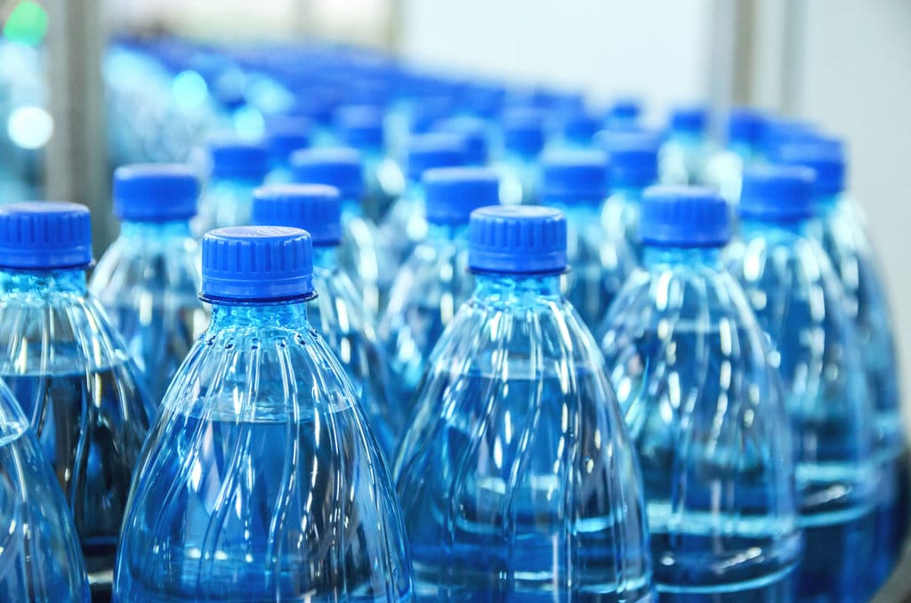 Pabrik Botol Plastik. foto/istockphoto Pabrik Botol Plastik