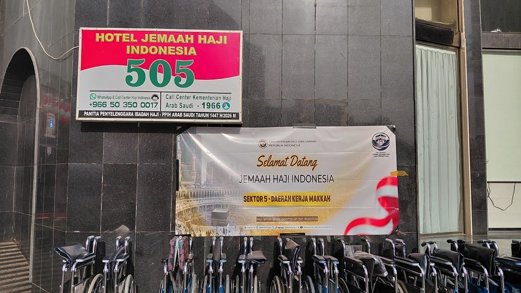 Petugas Haji Daker Makkah PPIH Arab Saudi bersiap menyambut kedatangan perdana dari kloter 44 SOC di Sektor 5 wilayah Raudhah, Kamis (7/5/2026).Media Center Haji (MCH) 2026./Abdul Aziz Petugas Haji Daker Makkah PPIH Arab Saudi