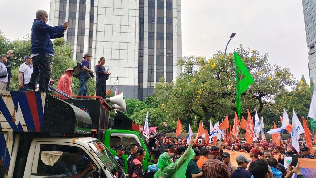 KSPI bersama Partai Buruh menggelar aksi awalan di Kementerian Ketenagakerjaan, Kamis (7/5/2026). tirto.id/Nanda Aria aksi buruh di Kementerian Ketenagakerjaan