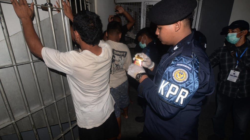 Petugas memeriksa barang bawaan warga binaan pemasyarakatan saat razia gabungan di Rumah Tahanan Negara (Rutan) kelas IIB Boyolali, Jawa Tengah, Jumat (8/5/2026). Razia gabungan yang melibatkan TNI, Polri, Badan Narkotika Nasional Kota Surakarta dan Pemkab Boyolali itu bertujuan untuk menciptakan rutan bersih dari telepon genggam ilegal, narkoba dan penipuan. ANTARA FOTO/Aloysius Jarot Nugroho/agr Razia gabungan di Rutan Boyolali
