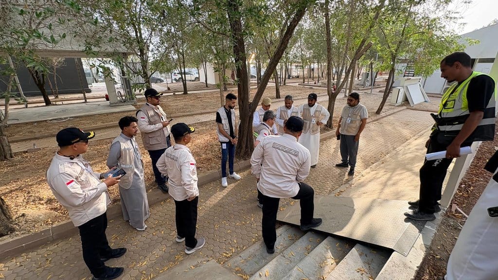 Satgas Operasi Armuzna meninjau lokasi tempat wukuf di Arafah, mengecek kesiapan tenda-tenda yang akan ditempati jemaah haji Indonesia pada puncak haji. foto/ Tim Media Center Haji (MCH) 2026 Satgas Operasi Armuzna