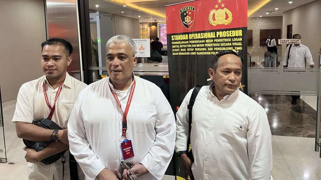 (Tengah) Pelapor dugaan pelecehan yang dilakukan Syekh Al-Misry, Mahdi Al Attas, saat mendatangi Bareskrim Polri untuk bertemu penyidik Direktorat PPA dan PPO Bareskrim, Senin (11/5/2026). tirto.id/Ayu Mumpuni Pelapor dugaan pelecehan yang dilakukan Syekh Al-Misry