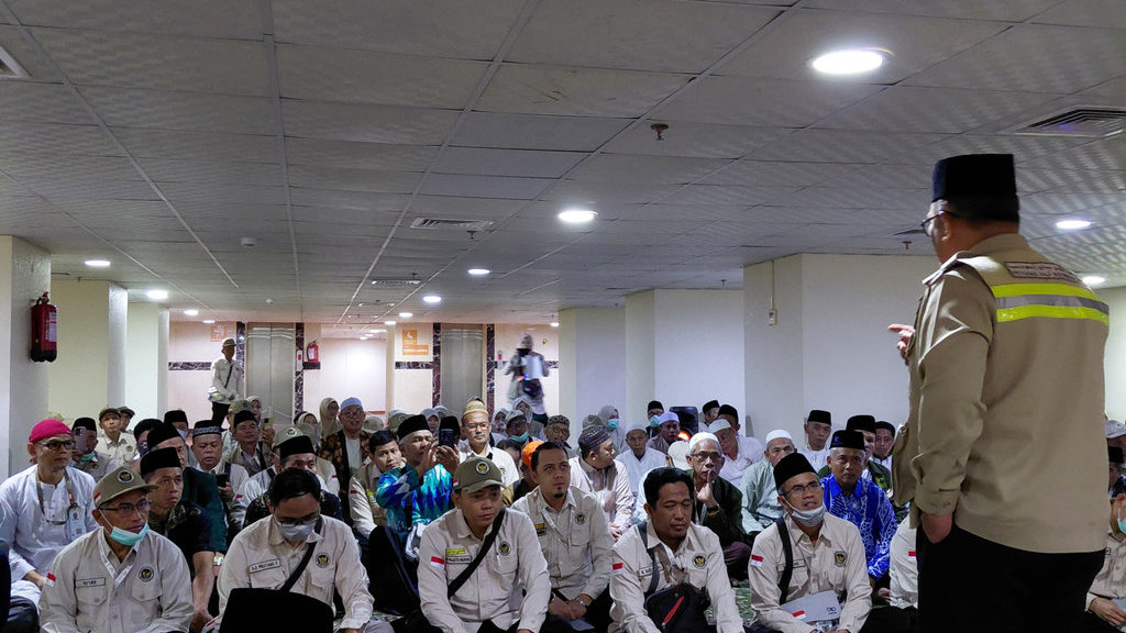 Ketua PPIH Arab Saudi cum Dirjen Pelayanan Haji Kemenhaj, Ian Heryawan, saat memberikan arahan kepada petugas dan KBIHU di Sektor 1 Wilayah Syishah, Makkah, Selasa (12/5/2026). Abdul Aziz/MCH 2026 Ian Heryawan