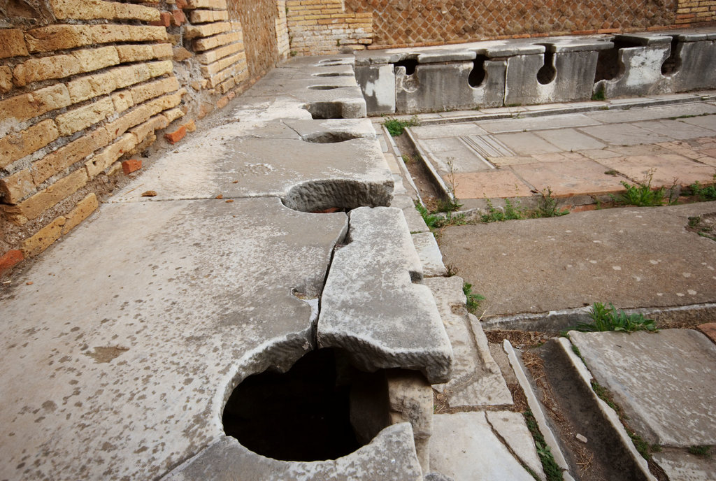 toilet umum Romawi Kuno. foto/istockphoto toilet umum Romawi Kuno