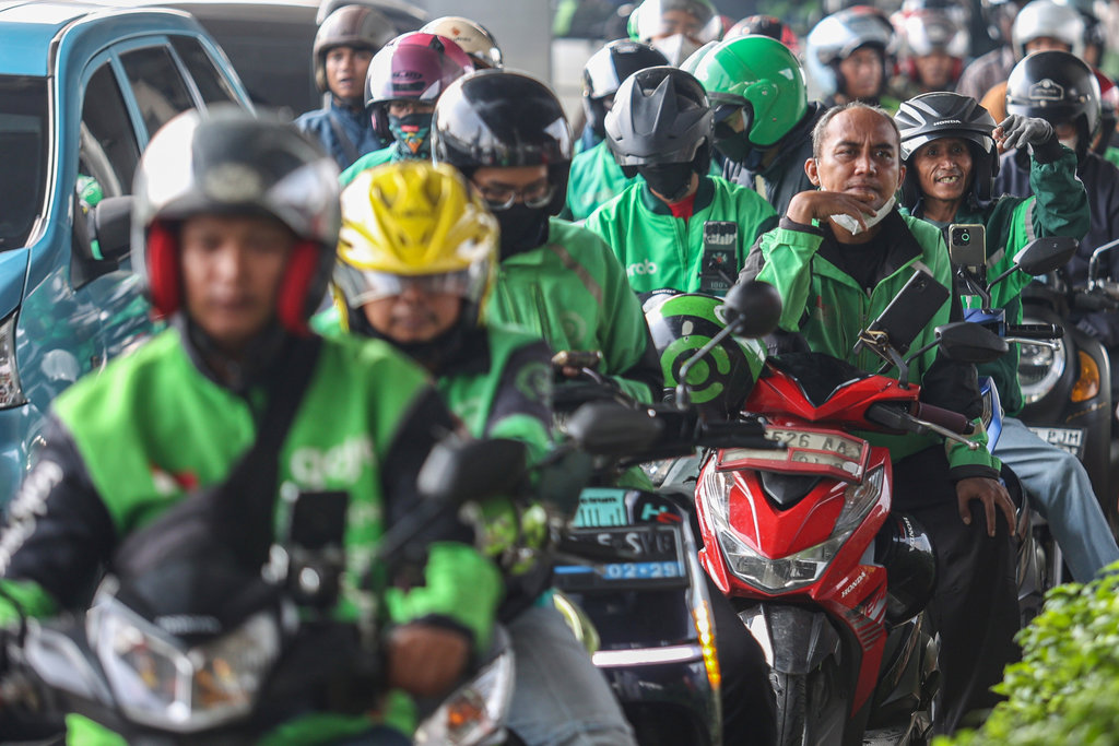 Sejumlah pengemudi ojek daring menunggu penumpang di kawasan Halte BRT Pancoran, Jakarta, Rabu (13/5/2026). Badan Pusat Statistik DKI Jakarta mencatat presentase penduduk yang bekerja pada kegiatan informal di Jakarta sebanyak 1,98 juta orang atau 38,13 persen pada Februari 2026, meningkat sebesar 0,18 persen dibandingkan Februari 2025 seiring bertambahnya jumlah pekerja dengan status berusaha sendiri. ANTARA FOTO/Darryl Ramadhan/wsj. Jumlah pekerja informal di Jakarta meningkat