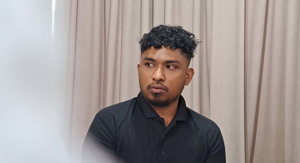 Adrian Basar melirik ke arah samping usai menceritakan pengalaman traumatisnya semasa menjadi awak kapal perikanan migran. Foto /Baihaqi Annizar Adrian Basar