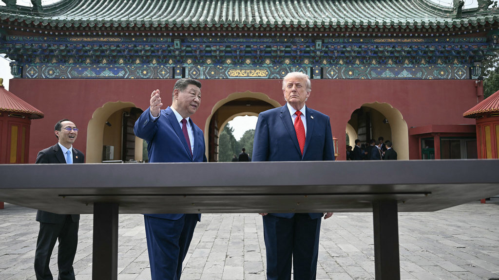 Presiden Tiongkok Xi Jinping (tengah) dan Presiden AS Donald Trump (kanan) mengunjungi Kuil Surga di Beijing pada 14 Mei 2026. Xi memperingatkan Trump bahwa isu Taiwan dapat mendorong kedua negara mereka ke dalam 'konflik' jika ditangani dengan tidak tepat, sebuah pernyataan pembuka yang keras saat KTT negara adidaya yang akan membahas berbagai isu pelik dimulai di Beijing pada 14 Mei. AFP/ Brendan SMIALOWSKI / POOL Donald Trump dan Xi Jinping