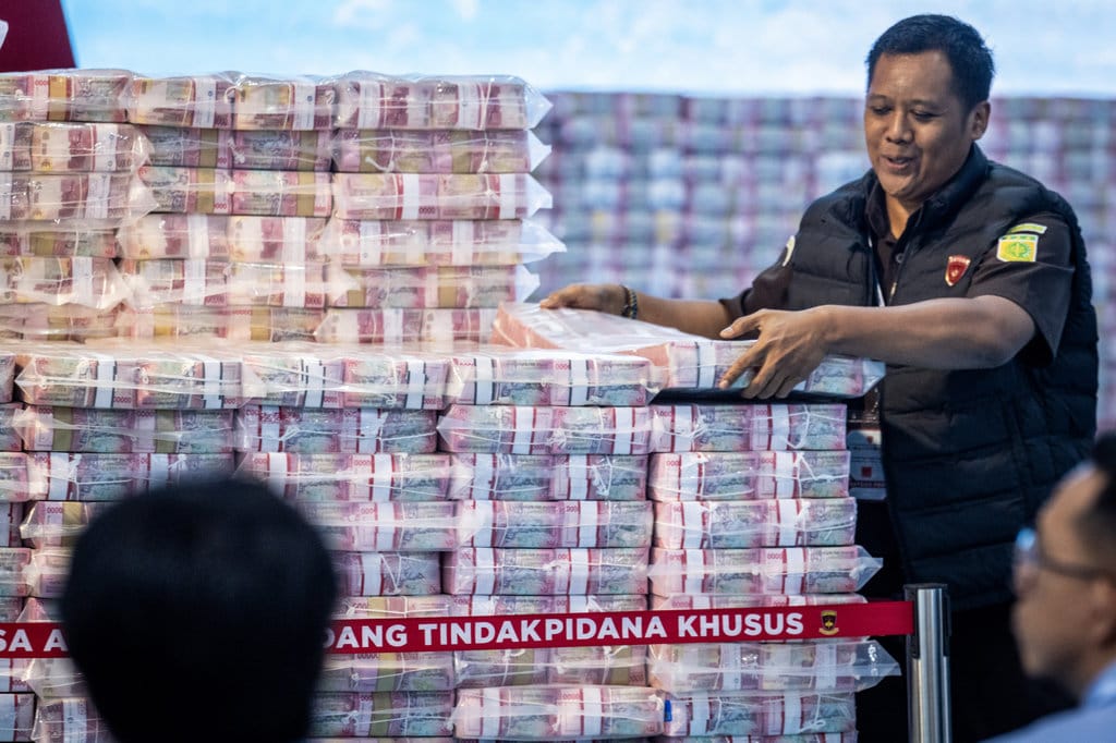 Petugas menata tumpukan uang saat kegiatan penyerahan denda administratif dan lahan kawasan hutan di Kejaksaan Agung, Jakarta, Rabu (13/5/2026). ANTARA FOTO/Bayu Pratama S/tom. Satgas PKH menyerahkan hasil penyelamatan keuangan negara