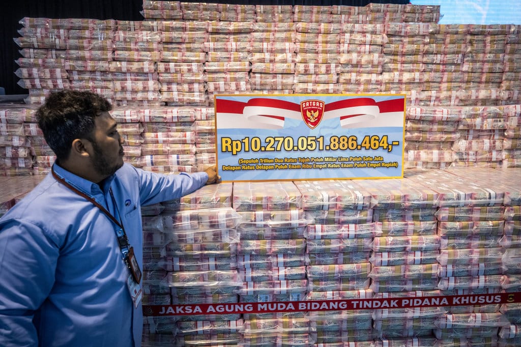Petugas memasang tulisan jumlah nilai uang pada kegiatan penyerahan denda administratif dan lahan kawasan hutan di Kejaksaan Agung, Jakarta, Rabu (13/5/2026). ANTARA FOTO/Bayu Pratama S/tom. Satgas PKH menyerahkan hasil penyelamatan keuangan negara