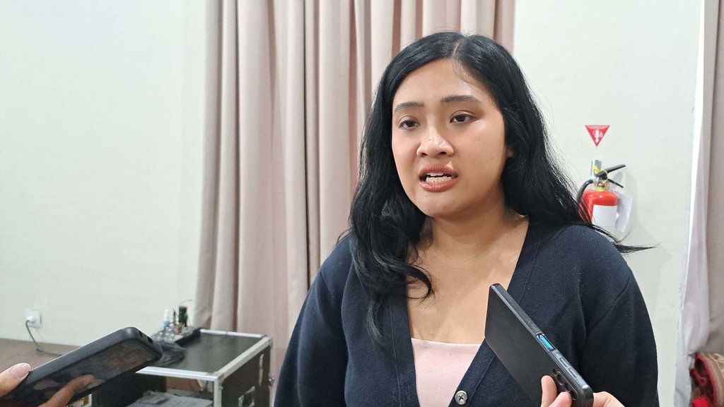 Juru Kampanye Laut Greenpeace Indonesia, Fildza Nabila, mengkritik karut marut tata kelola awak kapal perikanan migran, dalam sebuah diskusi di Kota Semarang, Senin (19/1/2026). Foto/Baihaqi Annizar Fildza Nabila