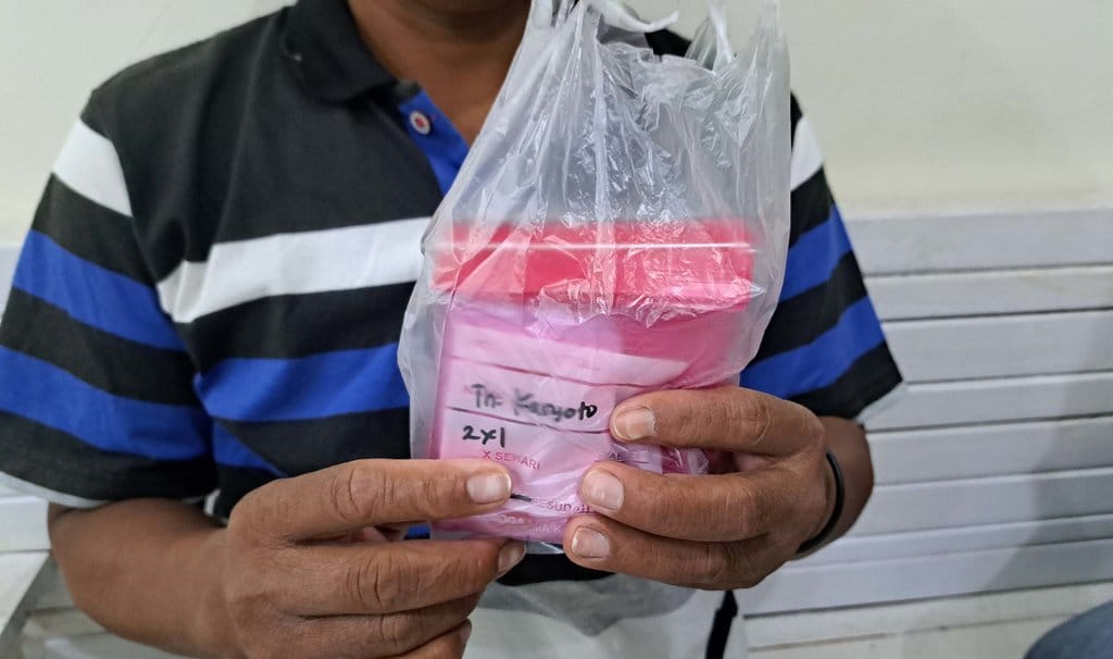 Karyoto menunjukkan obat resep dokter usai periksa keluhan kebasnya di sebuah klinik di Pemalang, Senin (2/2/2026). Foto/ Baihaqi Annizar Obat Keras