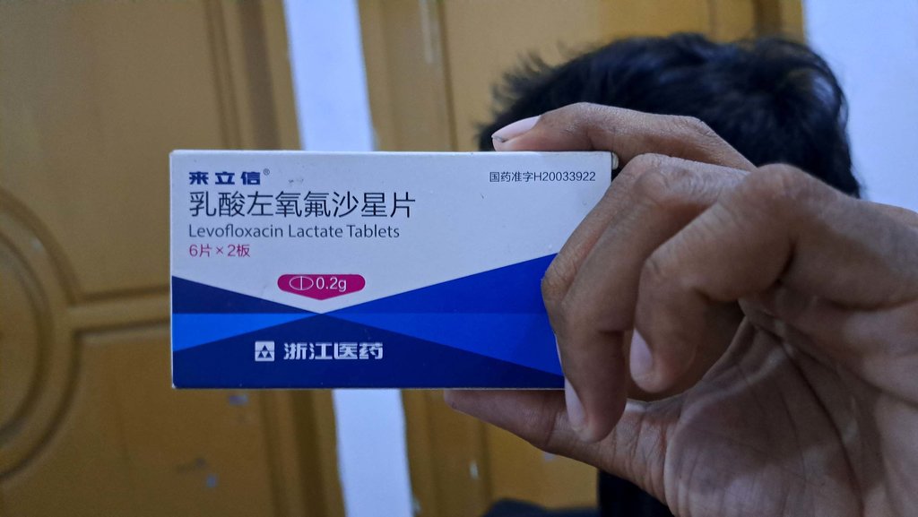 Mantan awak kapal perikanan migran, Supri, pada Sabtu (31/12026), menunjukkan 'obat segala penyakit' yang ia peroleh semasa bekerja di kapal asing. Foto /Baihaqi Annizar Obat Segala Penyakit