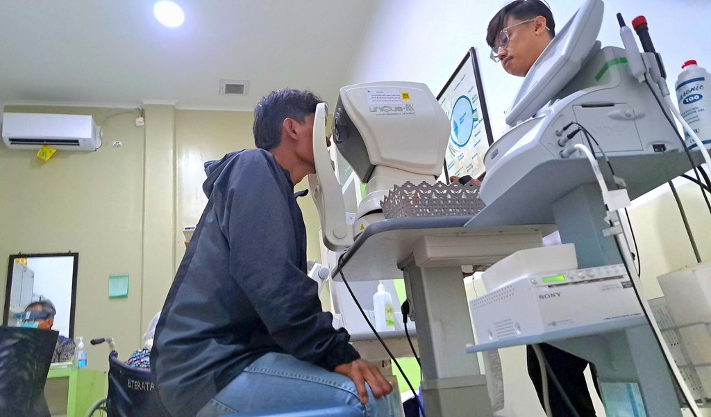 Ahmad Muktar, mantan awak kapal perikanan migran memeriksa kondisi matanya di Klinik Mata RSUD Brebes, Senin (2/2/2026). Foto Baihaqi Annizar Ahmad Muktar