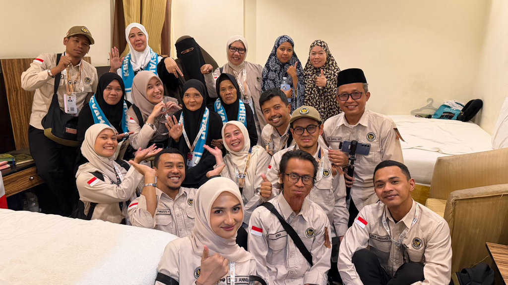 Nenek Jumaria bersama teman kamarnya serta tim Media Center Haji, Sabtu (16/5/2026). Kredit foto: Tim MCH 2026. Nenek Jumaria