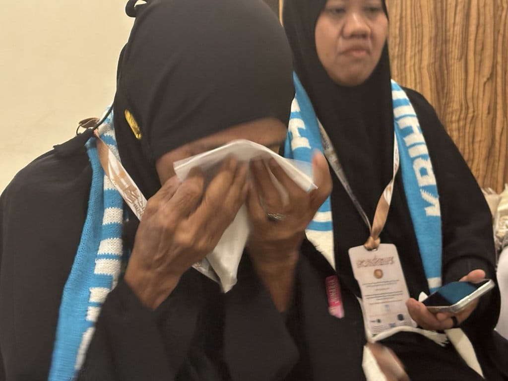 Nenek Jumaria, jemaah haji asal Kabupaten Maros yang menjadi ikon Makkah Route, saat ditemui Tim Media Center Haji, di Sektor 6 wilayah Jarwal, Makkah, Sabtu (16/5/2026). Kredit foto: Tim MCH 2026. Nenek Jumaria