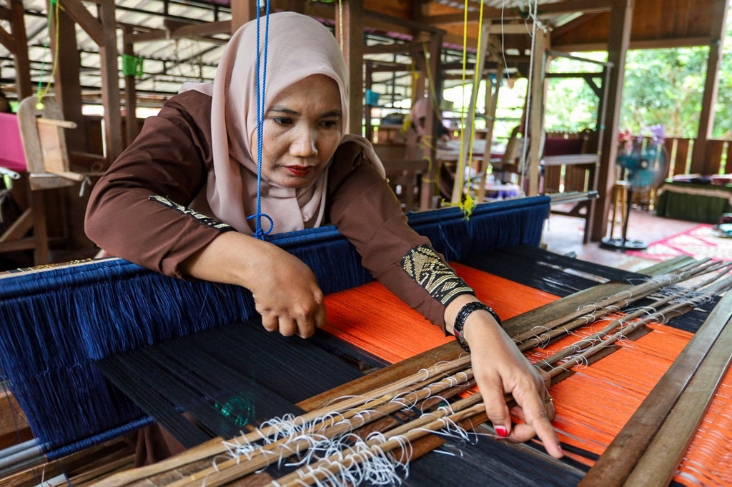 Ragam motif kain songket tradisional khas Aceh dirumah produksi Mutiara Songket. Foto : tirto.id/Firhan Farabi Kain Tenun Tradisional Aceh