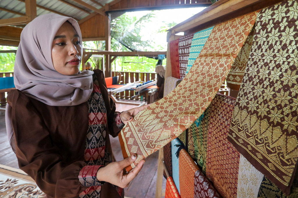 Owner Mutiara Songket, Ira Mutiara, memperlihatkan kain yang telah ditenun. Foto : tirto.di/Firhan Farabi Kain Tenun Tradisional Aceh