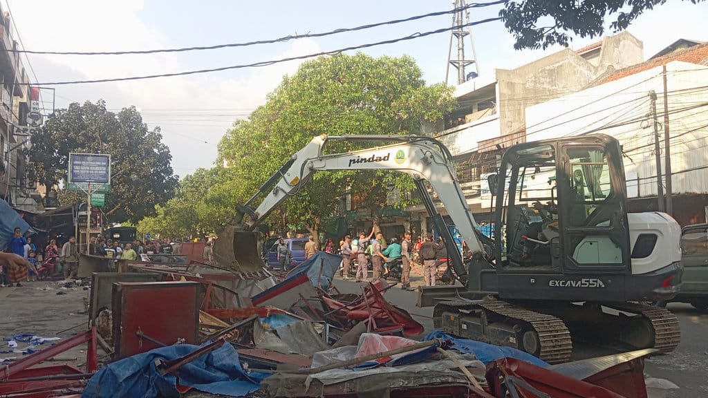 Satpol PP saat melakukan penggusuran sejumlah kios para pedagang kaki lima (PKL) di Pasar Cicadas, Kota Bandung, Senin (18/5/2026). tirto.id/Muhamad Nizar. Penggusuran Kios PKL di Pasar Cicadas