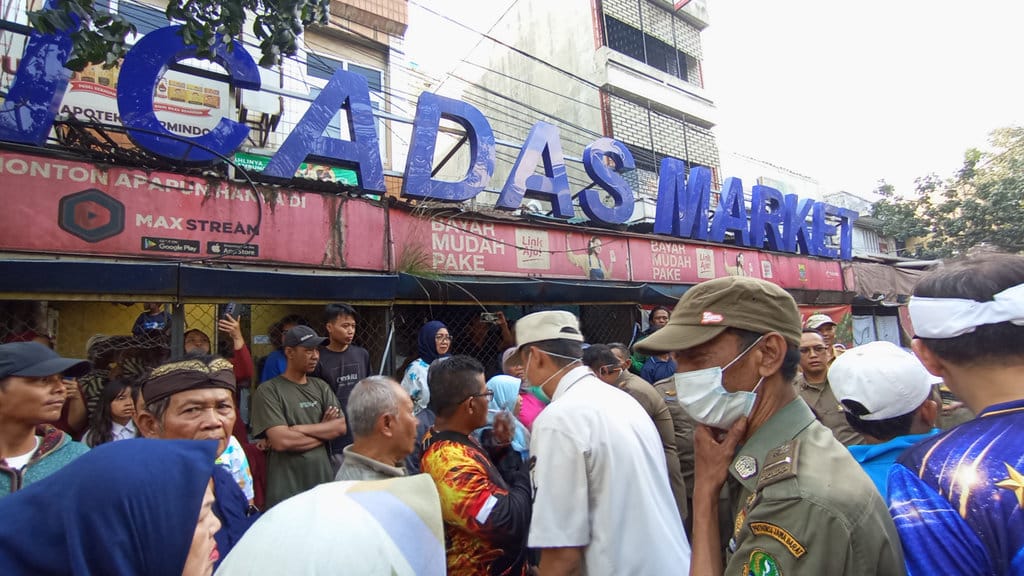 Satpol PP saat melakukan penggusuran sejumlah kios para pedagang kaki lima (PKL) di Pasar Cicadas, Kota Bandung, Senin (18/5/2026). tirto.id/Muhamad Nizar. Penggusuran Kios PKL di Pasar Cicadas