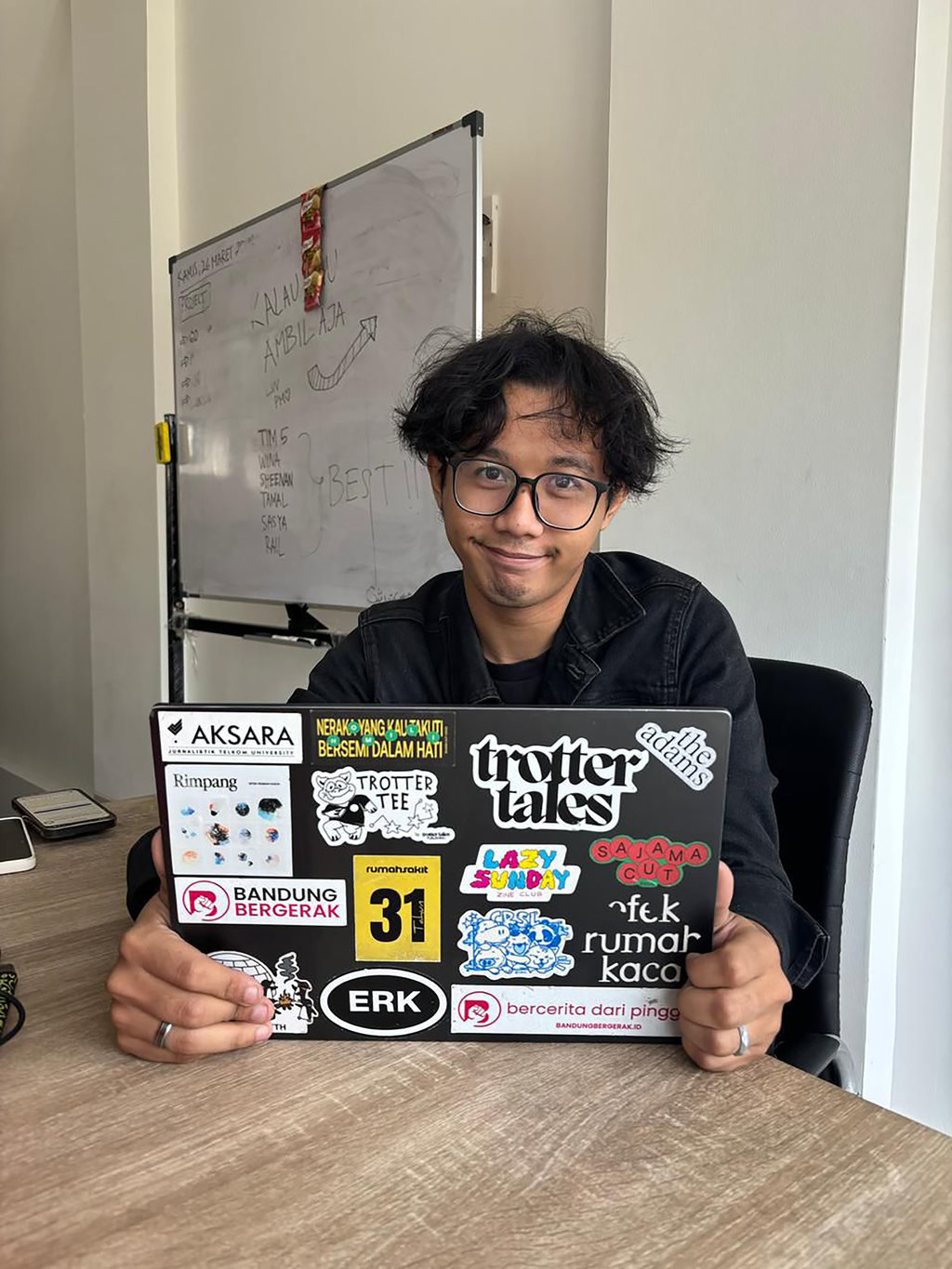 Potret Raja Ilham Saat Menjalani Peran Sebagai Social Media Officer. foto/Raja Ilham Raja Ilham
