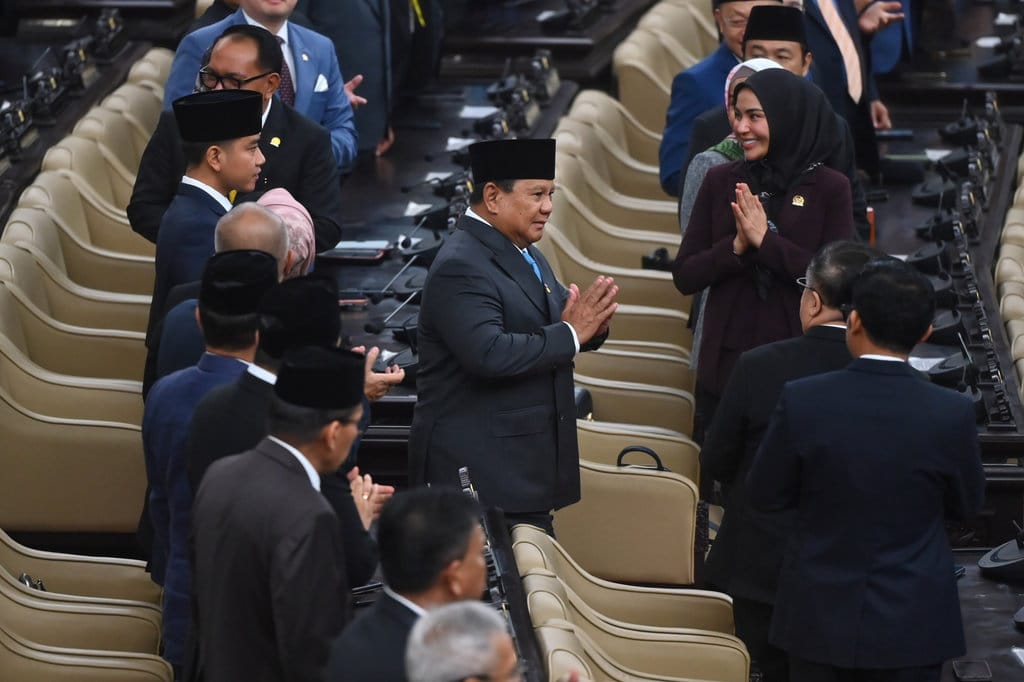 Presiden Prabowo Subianto (tengah) bersama Wakil Presiden Gibran Rakabuming Raka (kiri) tiba di lokasi Rapat Paripurna ke-19 DPR RI Masa Persidangan V Tahun Sidang 2025-2026 di kompleks Parlemen, Jakarta, Rabu (20/5/2026). DPR menggelar rapat paripurna dengan agenda antara lain penyampaian Kerangka Ekonomi Makro dan Pokok-Pokok Kebijakan Fiskal oleh Presiden Prabowo. ANTARA FOTO/Rivan Awal Lingga/app/kye Presiden dan Wapres hadiri rapat paripurna DPR