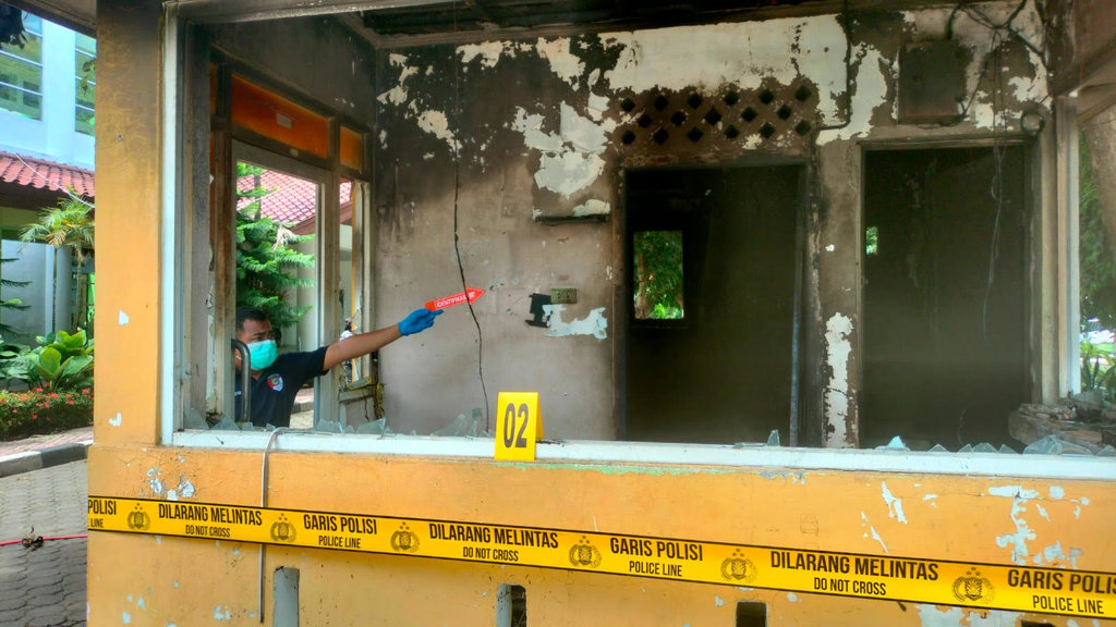 Unit Inafis Polresta Banda Aceh melakukan olah TKP di Universitas Syiah Kuala, Banda Aceh, Kamis (21/5/2026).Foto: Humas Polresta Banda Aceh Kerusuhan Mahasiswa di Aceh