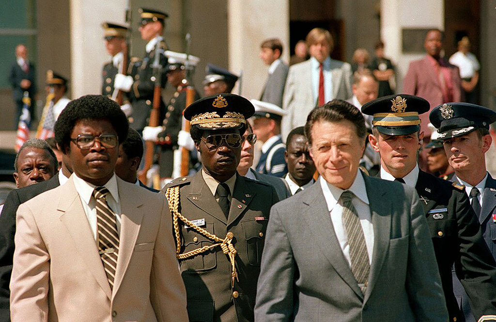 Menteri Pertahanan Caspar W. Weinberger - Samuel K. Doe. FOTO/commons.wikimedia.org/ Perang Saudara Liberia Pertama