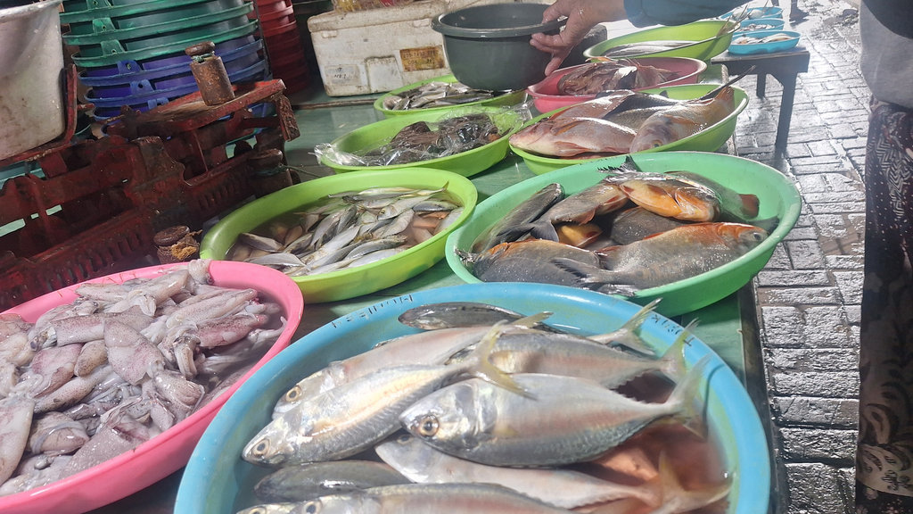 Suasana salah satu kios pedagang ikan di Pasar Minggu, Jakarta Selatan, Jumat (22/5/2026). tirto.id/Muhammad Naufal kios pedagang ikan di Pasar Minggu