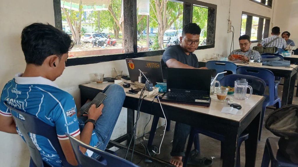 Warga memadati warung kopi untuk mengisi daya peralatan elektronik dan berkerja di Banda Aceh, Sabtu (23/5/2026). tirto.id/Firhan Farabi Warkop di Banda Aceh