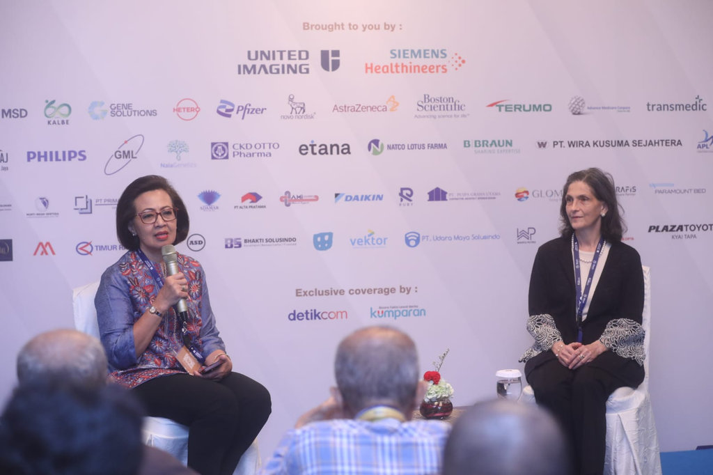 Hospital Director MRCCC Siloam Semanggi dr. Adityawati Gangaiswari, M.Biomed, MARS (kiri) bersama Professor at The University of Texas MD Anderson Cancer Center, Prof. Banu Arun, MD (kanan) setelah Plenary Session 1 - Multidisciplinary Approach dalam rangkaian kegiatan The 6th Siloam Oncology Summit 2026 pada Sabtu, 23 Mei 2026 di Shangri-La, Jakarta. Foto/Dok. MRCCC Siloam Semanggi pembukaan The 6th Siloam Oncology Summit 2026