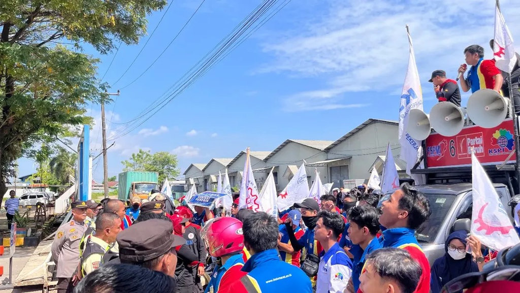 Suasana Aksi Unjuk Rasa Pekerja Indomaret yang tergabung dalam Pimpinan Unit Kerja Serikat Pekerja Aneka Industri Federasi Serikat Pekerja Metal Indonesia (PUK SPAI FSPMI) PT.Indomarco Prismatama Cab.Makassar, Selasa (26/5/2026). (FOTO/Instagram/@puk_fspmi_indomarco_mks) Aksi Unjuk Rasa Pekerja Indomaret