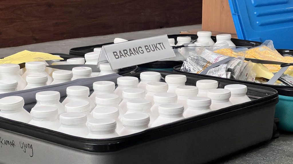 Konferensi pers pengungkapan peredaran obat keras di Bekasi oleh Polda Metro Jaya, Selasa (26/5/2026). tirto.id/Ayu Mumpuni Konpers Peredaran Obat Keras di Bekasi