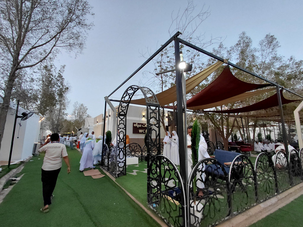 Jemaah haji sedang berdoa usai khutbah wukuf di Arafah pada Selasa (26/5/2026) siang. Kredit foto: Abdul Aziz/MCH 2026. Momen Jemaah Haji Saat Wukuf di Padang Arafah