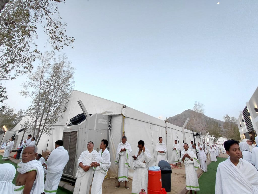 Jemaah haji sedang berdoa usai khutbah wukuf di Arafah pada Selasa (26/5/2026) siang. Kredit foto: Abdul Aziz/MCH 2026. Momen Jemaah Haji Saat Wukuf di Padang Arafah