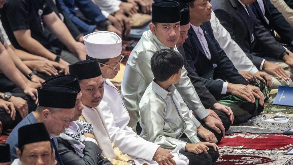 Wakil Presiden Gibran Rakabuming Raka (ketiga kanan) bersama putranya, Jan Ethes (keempat kanan) dan Menteri Agama Nasaruddin Umar (kelima kanan) mengikuti shalat Idul Adha 1447 H di Masjid Istiqlal, Jakarta, Rabu (27/5/2026). ANTARA FOTO/Bayu Pratama S/nym. Wapres Shalat Idul Adha di Masjid Istiqlal