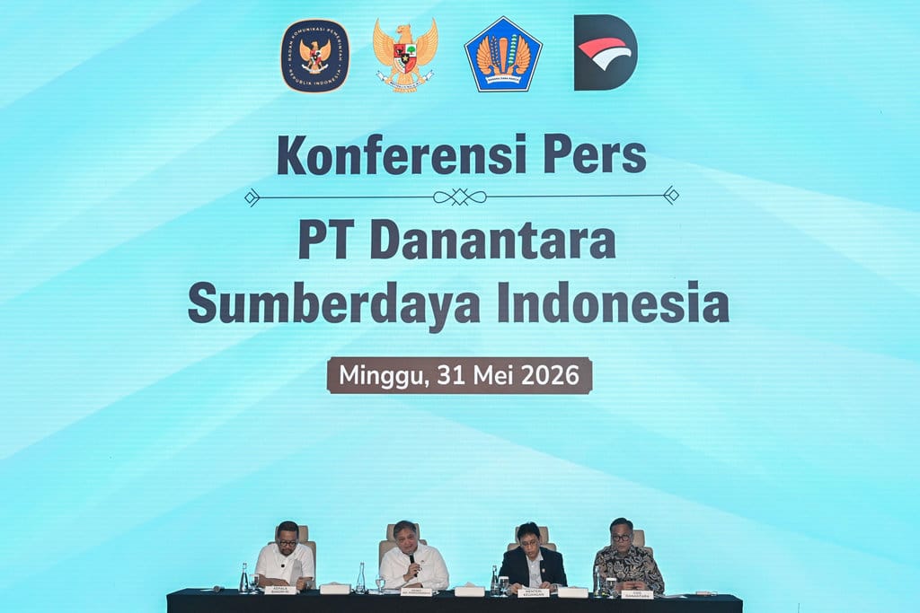Menko Perekonomian Airlangga Hartarto (kedua kiri) bersama Menkeu Purbaya Yudhi Sadewa (kedua kanan), Chief Operating Officer (COO) Danantara sekaligus Kepala BP BUMN Dony Oskaria (kanan), dan Kepala Badan Komunikasi Pemerintah Muhammad Qodari (kiri) menyampaikan Konferensi Pers Persiapan Operasional PT Danantara Sumberdaya Indonesia di Wisma Danantara, Jakarta, Minggu (31/5/2026). Pemerintah mulai memberlakukan ekspor tiga komoditas strategis batu bara, kelapa sawit, dan ferro alloy dalam satu pintu melalui PT Danantara Sumberdaya Indonesia (DSI) mulai Senin, 1 Juni 2026 untuk memperkuat pengawasan dan tata kelola ekspor nasional. ANTARA FOTO/Sulthony Hasanuddin/wsj. Konpers ekspor satu pintu PT Danantara Sumberdaya Indonesia