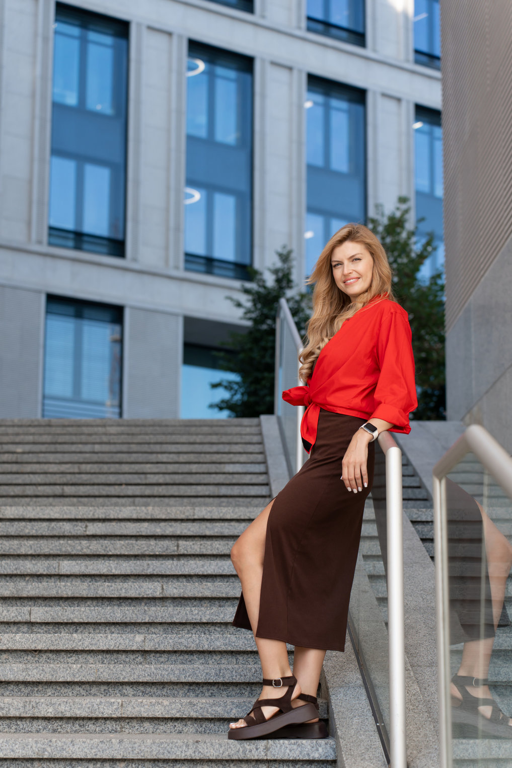 Outfit Rok Coklat dan baju Merah. FOTO/istockphoto Outfit Rok Coklat dan baju Merah