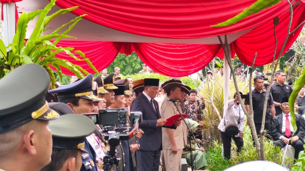 Menteri Pertahanan (Menhan) Sjafrie Sjamsoeddin memimpin upacara pemakaman Ryamizard Ryacudu di TMPNU Kalibata, Jakarta Selatan, Senin (1/6/2026). Tirto.id/Naufal Majid Sjafrie Sjamsoeddin