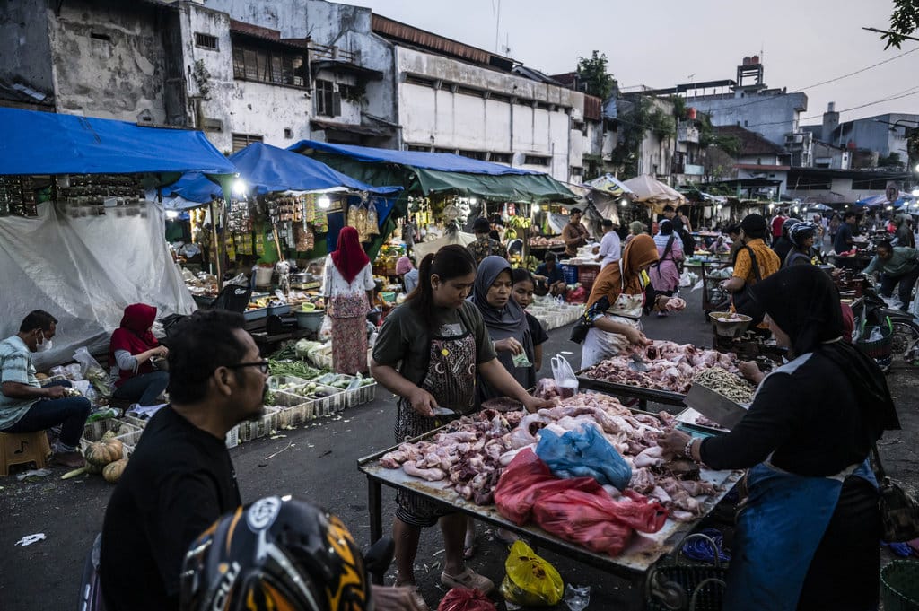 Pedagang memotong daging ayam ras pesanan pembeli di Pasar Pasar Peterongan, Semarang, Jawa Tengah, Selasa (2/6/2026). Badan Pusat Statistik (BPS) Provinsi Jawa Tengah mencatat pada Mei 2026 terjadi inflasi tahunan sebesar 2,85 persen dengan Indeks Harga Konsumen 111,29 yang dipicu oleh kenaikan harga pada kelompok makanan, minuman, dan tembakau. ANTARA FOTO/Aprillio Akbar/YU Inflasi Jateng pada Mei 2026