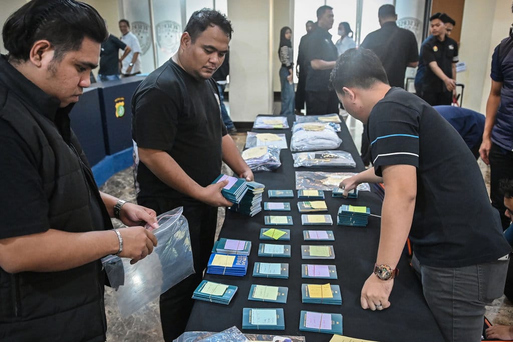Petugas merapikan barang bukti kasus penipuan perjalanan umrah saat rilis di Polda Metro Jaya, Jakarta, Selasa (2/6/2026). Ditreskrimum Polda Metro Jaya menahan Direktur Utama PT Khazanah Tamma Internasional (Hanania Group) Ahmad Syah Farhan sebagai tersangka kasus dugaan penipuan dan penggelapan dana perjalanan umrah dengan total kerugian sementara mencapai Rp12,14 miliar serta membuka posko pengaduan bagi korban kasus tersebut. ANTARA FOTO/Sulthony Hasanuddin/tom. Polda Metro Jaya ungkap kasus penipuan perjalanan umrah