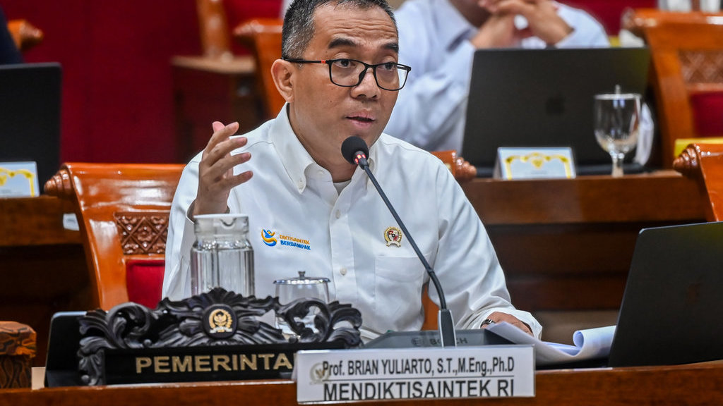 Menteri Pendidikan Tinggi, Sains, dan Teknologi (Mendiktisaintek) Brian Yuliarto menyampaikan paparan saat mengikuti rapat kerja dengan Komisi X DPR di Kompleks Parlemen, Senayan, Jakarta, Selasa (2/6/2026). Dalam rapat tersebut Mendiktisaintek memastikan pihaknya tidak menutup program studi (prodi) yang dinilai tidak relevan, melainkan justru akan dikembangkan sesuai dengan kebutuhan di era sekarang. ANTARA FOTO/Rivan Awal Lingga/YU Raker Komisi X DPR dengan Mendiktisaintek