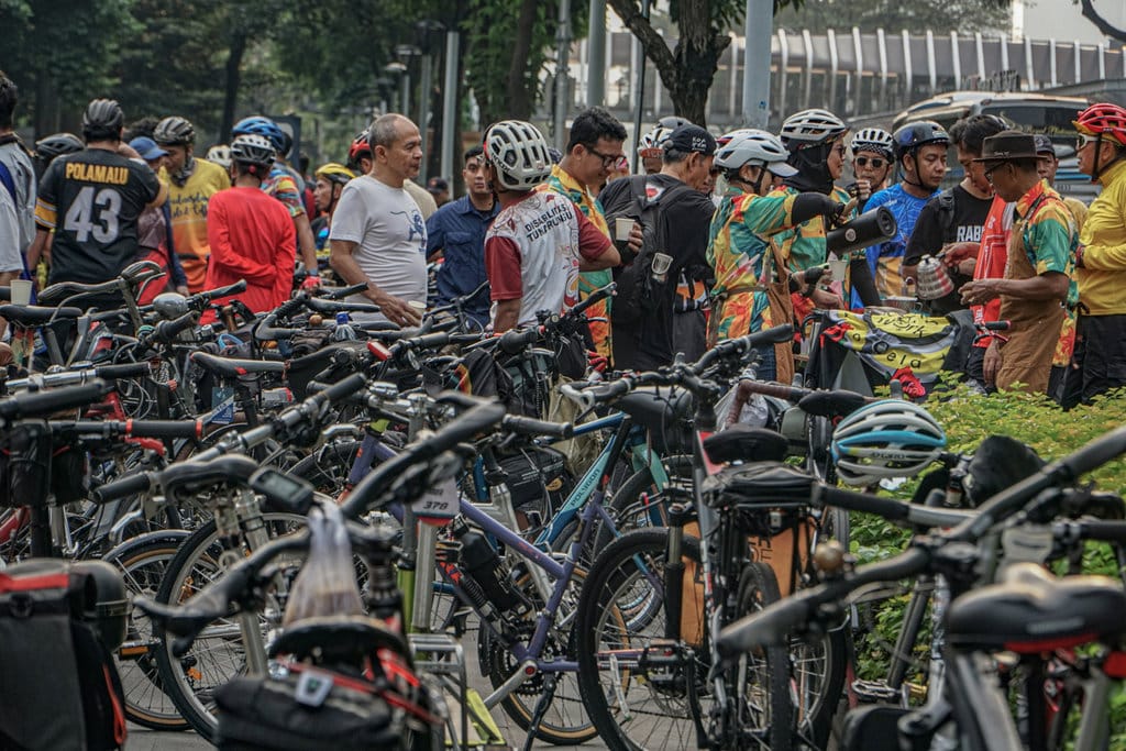 Sejumlah pesepeda berkumpul di kawasan Sudirman, Jakarta, Rabu (3/6/2026). Aksi bersepeda bersama Komunitas Bike to Work (B2W) Indonesia tersebut bertujuan untuk memperingati Hari Sepeda Sedunia (World Bicycle Day) 2026 sekaligus mengampanyekan penggunaan sepeda sebagai moda transportasi alternatif untuk mengatasi krisis energi dunia. ANTARA FOTO/Salma Talita/nz Peringatan Hari Sepeda Internasional 2026