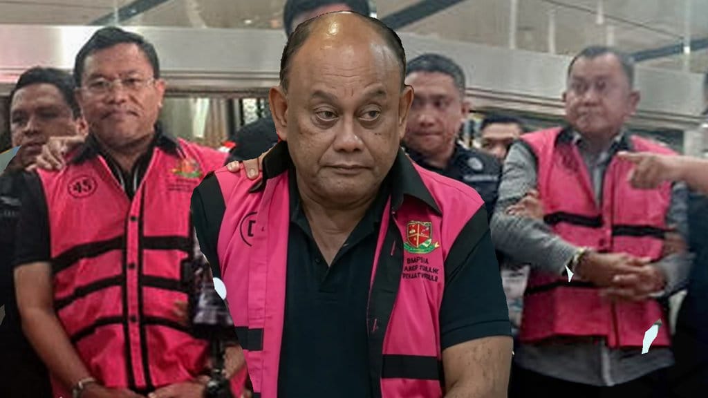 Tiga tersangka dugaan korupsi BGN keluar dari Gedung Bundar Kejaksaan Agung, Rabu (3/6/2026). tirto.id/Ayu Mumpuni Tersangka dugaan Korupsi BGN